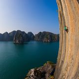 Mann klettert an steiler Kalkwand