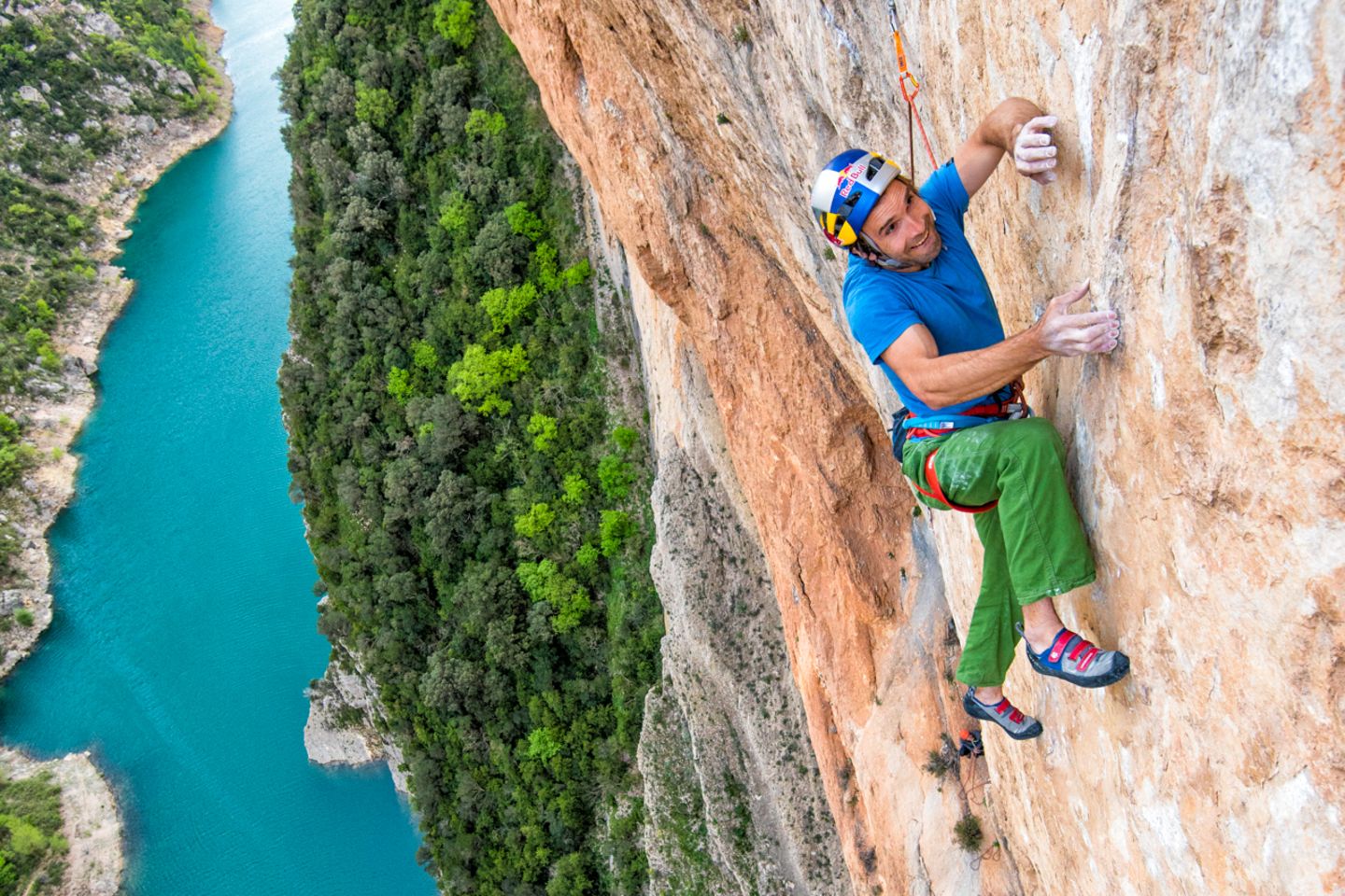 Über der Schlucht von Mont Rebei Chris Sharma klettert in Mont Rebei