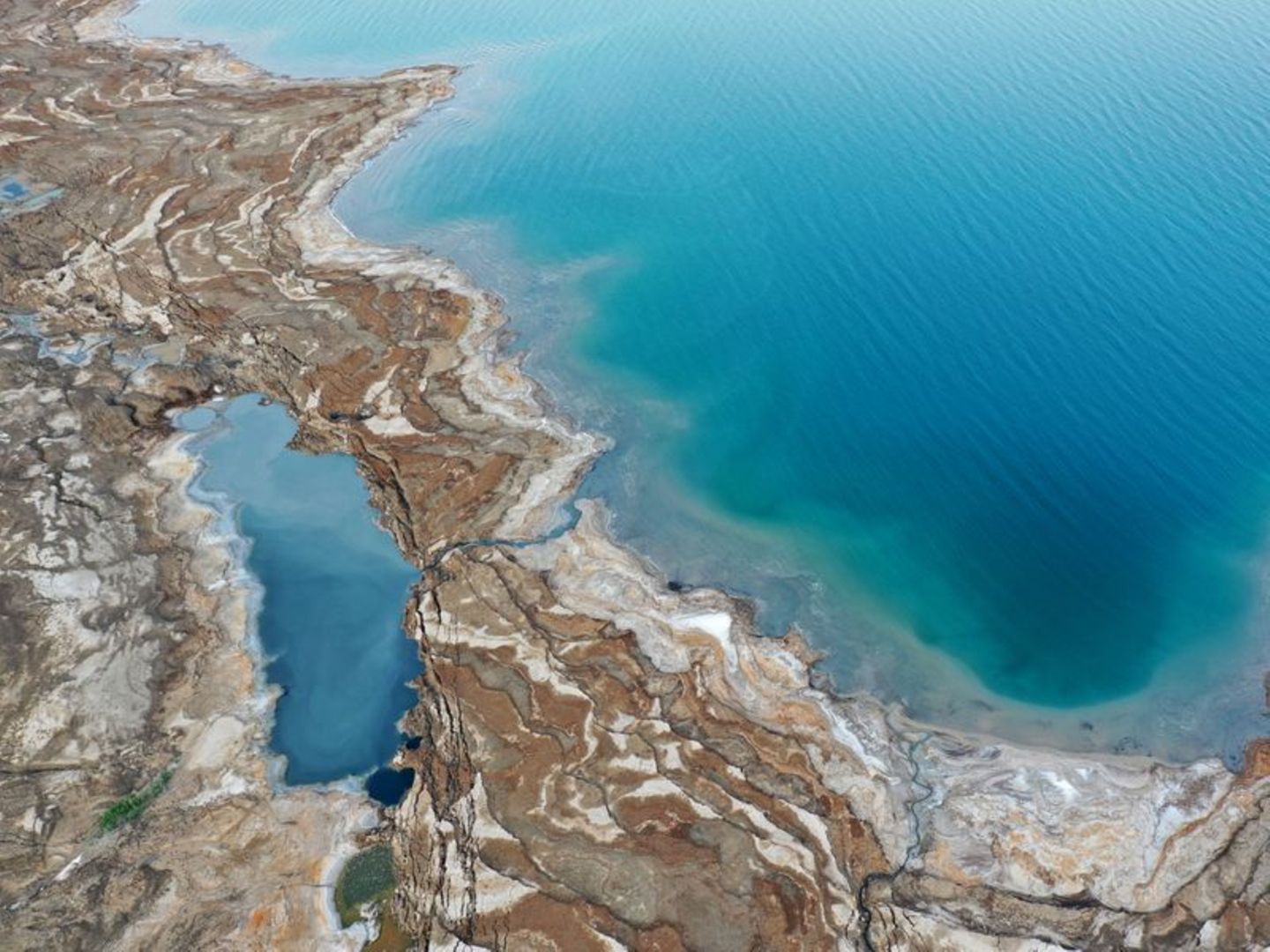Forscher entdecken meterhohe Schlote im Toten Meer (