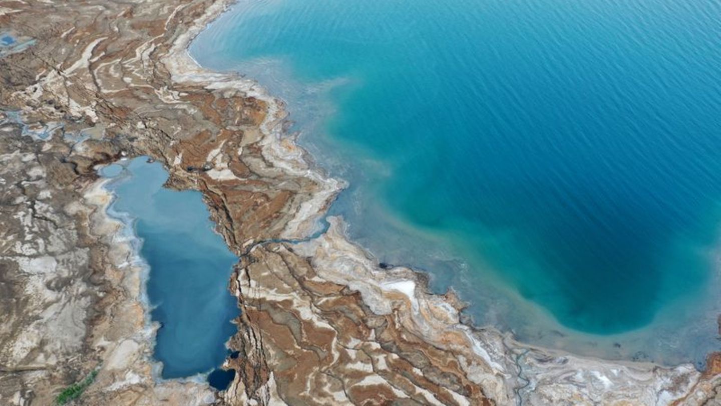 Forschende entdecken meterhohe Schlote im Toten Meer [GEO]