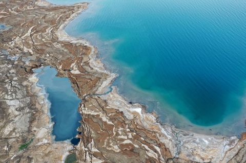 Forscher entdecken meterhohe Schlote im Toten Meer (
