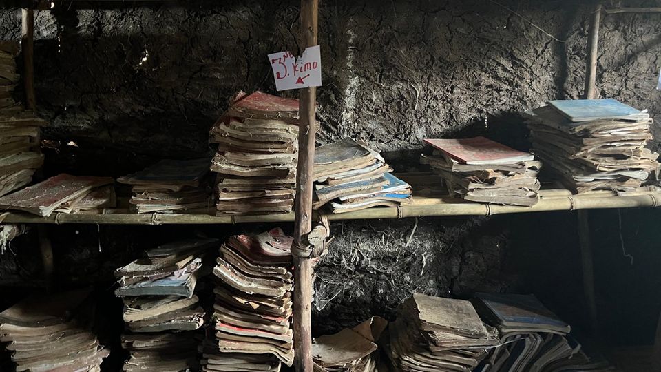 zerfledderte Bücher in einem Bambusregal zerfledderte Bücher in einem Bambusregal