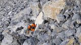 Geologen überwachen fortlaufend die Sicherheit des Dorfs. Im Oktober führten die Wissenschaftlerinnen und Wissenschaftler im unteren Bereich der Schuttablagerung Gesteinsuntersuchungen durch und entdeckten eine große Menge feines Material im Untergrund der Geröllhalde. Die vielen kleinen Steine sowie Feuchtigkeit im Boden erhöhen die Gefahrenlage für die Bewohnerinnen und Bewohner in Brienz.