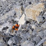 Geologen überwachen fortlaufend die Sicherheit des Dorfs. Im Oktober führten die Wissenschaftlerinnen und Wissenschaftler im unteren Bereich der Schuttablagerung Gesteinsuntersuchungen durch und entdeckten eine große Menge feines Material im Untergrund der Geröllhalde. Die vielen kleinen Steine sowie Feuchtigkeit im Boden erhöhen die Gefahrenlage für die Bewohnerinnen und Bewohner in Brienz.