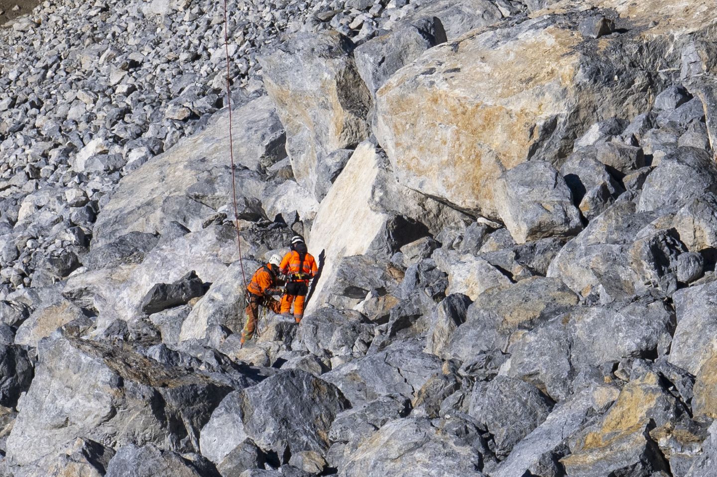 Geologen überwachen fortlaufend die Sicherheit des Dorfs. Im Oktober führten die Wissenschaftlerinnen und Wissenschaftler im unteren Bereich der Schuttablagerung Gesteinsuntersuchungen durch und entdeckten eine große Menge feines Material im Untergrund der Geröllhalde. Die vielen kleinen Steine sowie Feuchtigkeit im Boden erhöhen die Gefahrenlage für die Bewohnerinnen und Bewohner in Brienz.