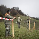 Zivilschutz sperrt Gefahrenzone mit Absperrband ab
