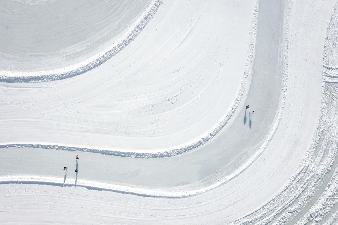 Winterzauber abseits der Pisten Schneebedeckter St. Moritzsee von oben