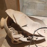 Scherben eines zerstörten 3500 Jahre alten Gefäßes mit Henkel