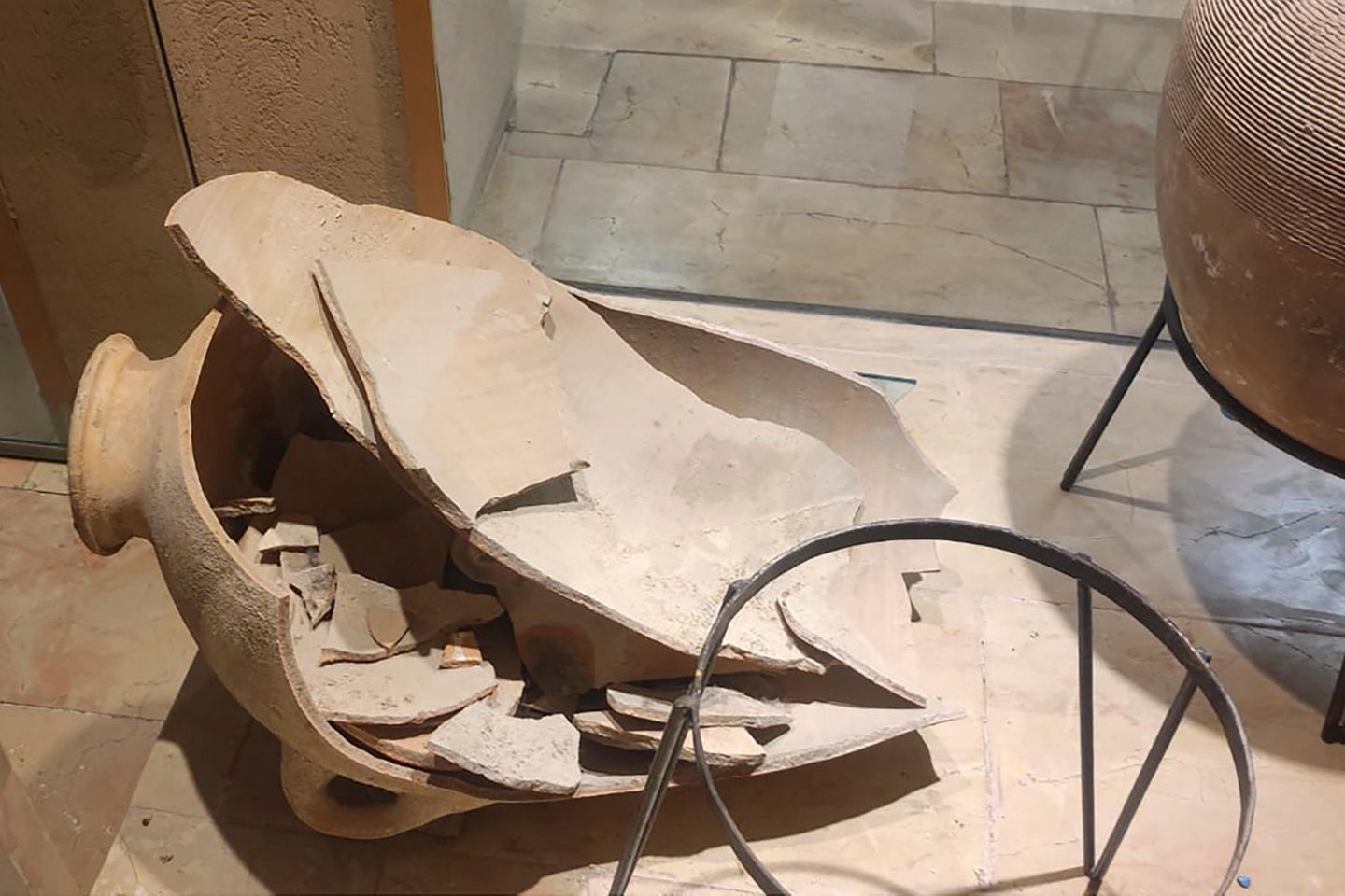 Umwerfend interessant Scherben eines zerstörten 3500 Jahre alten Gefäßes mit Henkel