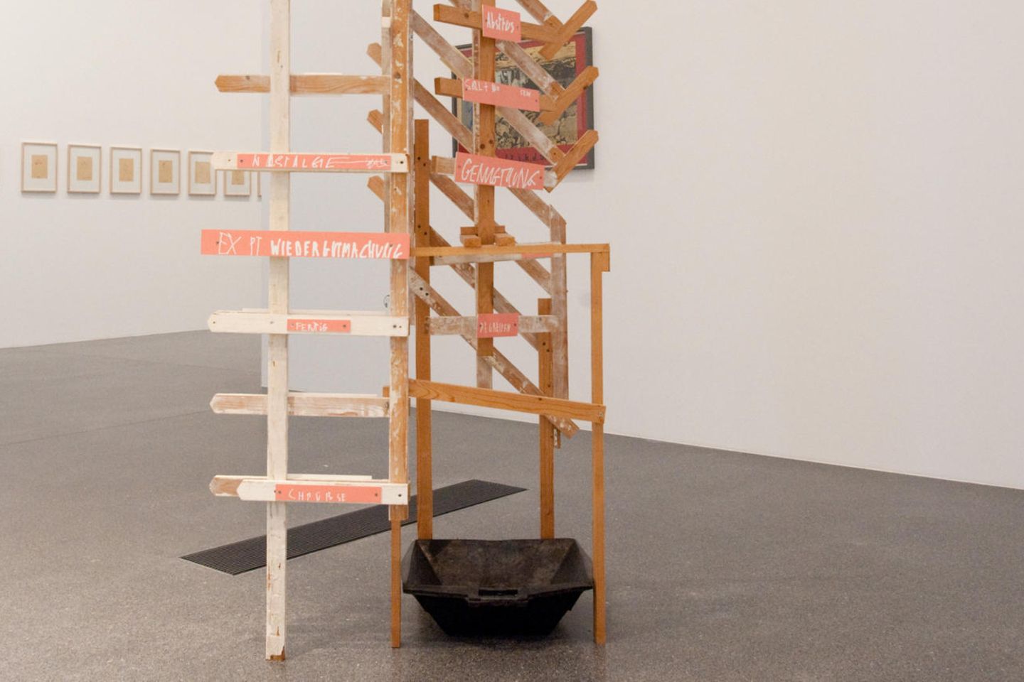 Die reine Kunst Ein Kunstwerk aus einem Holzgestell und einem schwarzen Bottich