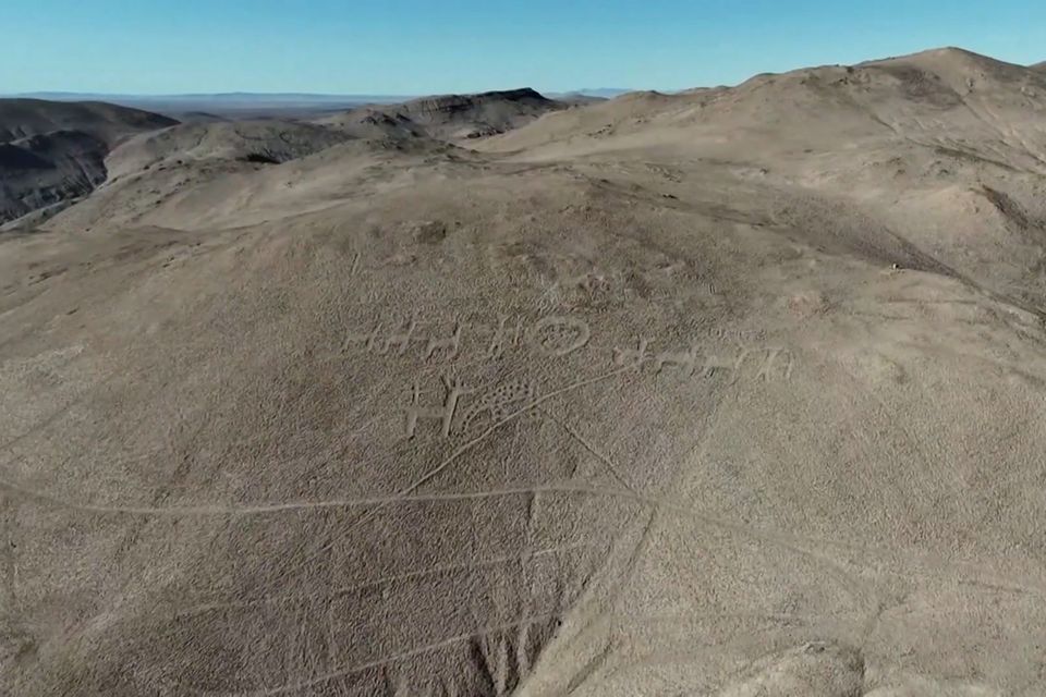 Atacama-Wüste: Reifenspuren auf Kulturerbe: Touristen zerstören 1000 Jahre alte Geoglyphen 1.7778