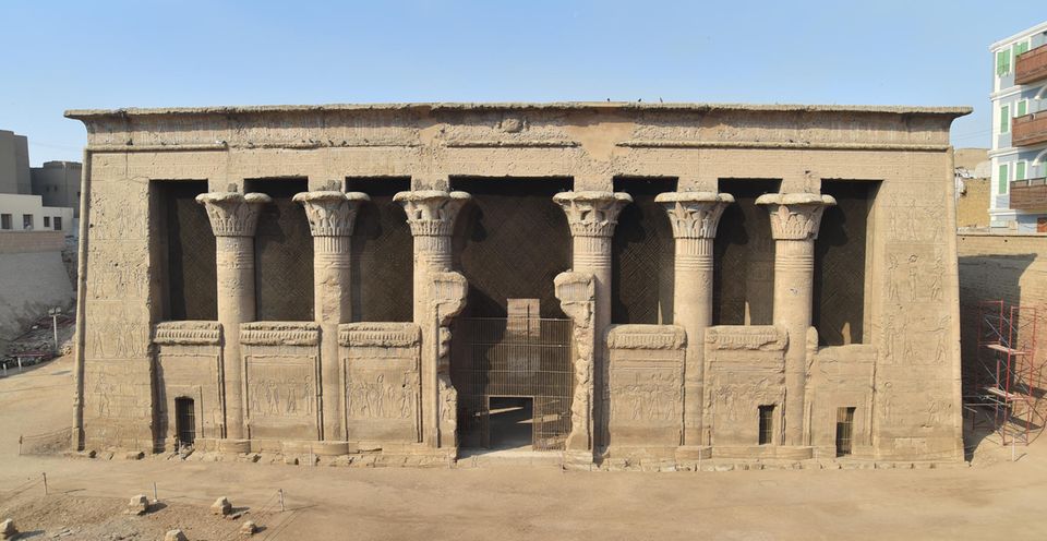 Archäologie: Der Tempel von Esna liegt rund 60 Kilometer südlich von Luxor. Erhalten ist nur noch die imposante Vorhalle aus Sandstein, 37 Meter lang, 20 Meter breit und 15 Meter hoch, mitten im Stadtzentrum Der Tempel von Esna liegt rund 60 Kilometer südlich von Luxor. Erhalten ist nur noch die imposante Vorhalle aus Sandstein, 37 Meter lang, 20 Meter breit und 15 Meter hoch, mitten im Stadtzentrum