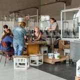 Mitarbeiterinnen eines Weinguts etikettieren Weinflaschen