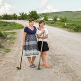 Mutter und Tochter auf dem Weg nach Hause von der Feldarbeit. Sie arbeiten als Tagelöhnerinnen