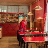 Kellnerin in kleiner Bar in Otaci nahe dem Grenzübergang zur Ukraine