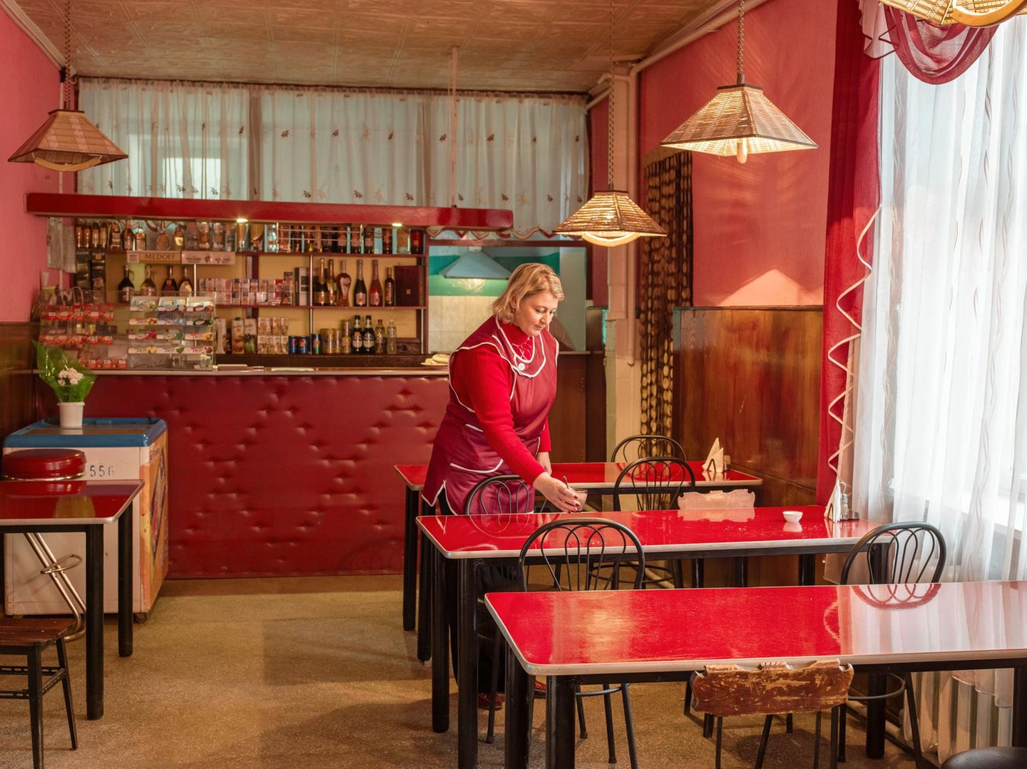 Kellnerin in kleiner Bar in Otaci nahe dem Grenzübergang zur Ukraine