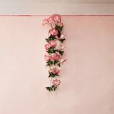 Plastikblumenschmuck im Rathaus von Criuleni