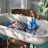 alte Emaillewanne mit Wäsche