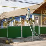 Hier streicht eine Seniorin die oberirdische Gasleitung an der Hauptstraße
