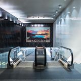 Rolltreppen, die zu einem Bild von St. Moritz fahren