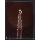 Schwarz-Weiß-Foto eines Grashalms mit Tautropfen