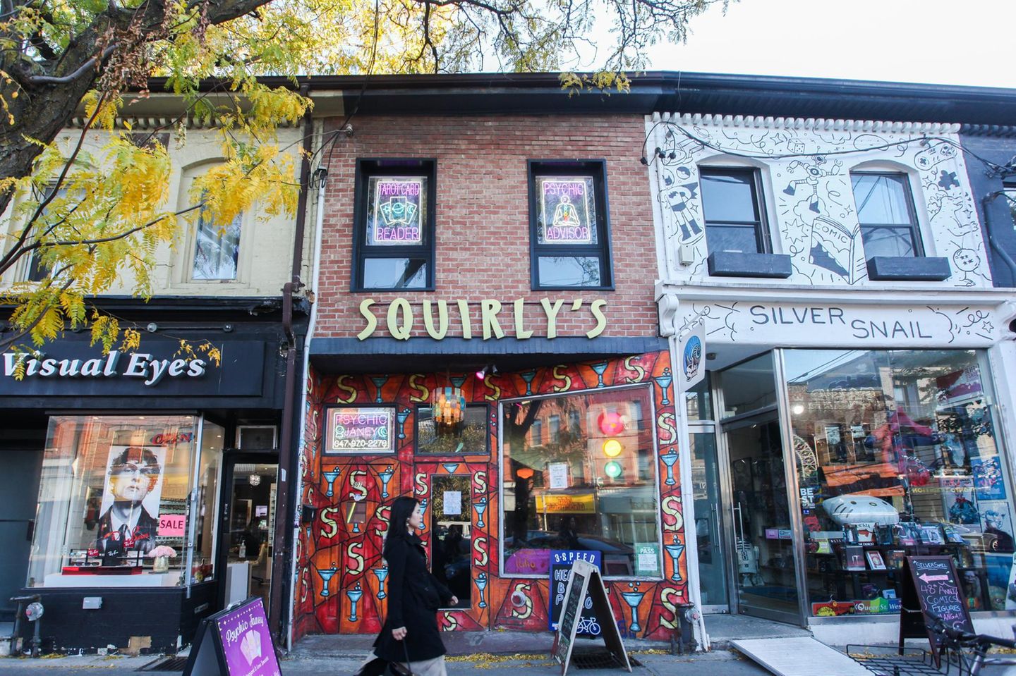 Queen West Quarter in Toronto: Streetlife im Kreativquartier Alte Häuser mit Shops, daneben ein Baum