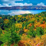 Bunter Herbstwald und See, Blick von oben