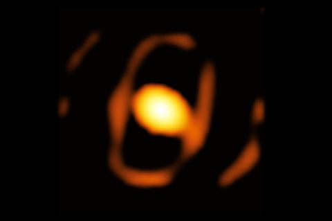 Diese Aufnahme zeigt erstmals einen Stern außerhalb der Milchstraße in solchem Detailgrad: WOH G64 ist ein Überriese und Teil der Großen Magellanschen Wolke – 160.000 Lichtjahre von uns entfernt
