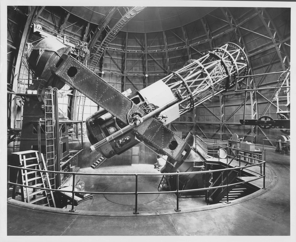Das Hooker-Teleskop am Mount Wilson Observatory war das größte seiner Zeit. Der Stuhl, auf dem Hubble bei seinen Beobachtungen saß, steht links auf einer Erhöhung