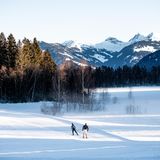 Verschneite Winterlandschaft mit Langläufern