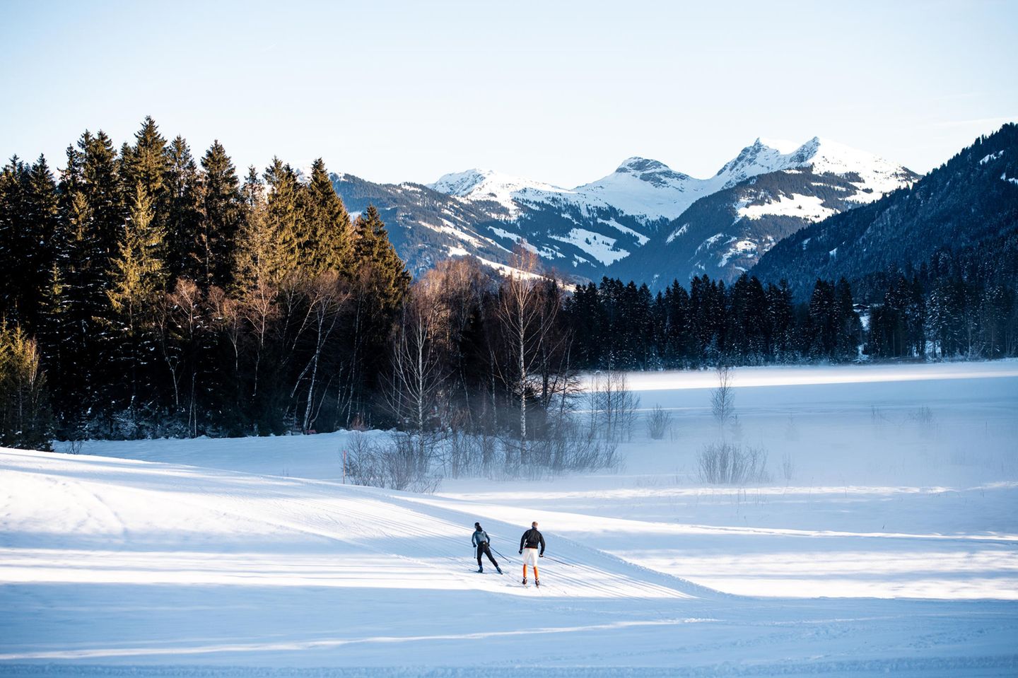 Verschneite Winterlandschaft mit Langläufern