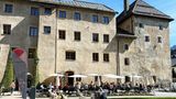 Historisches Haus mit Terrasse und Sonnenschirmen