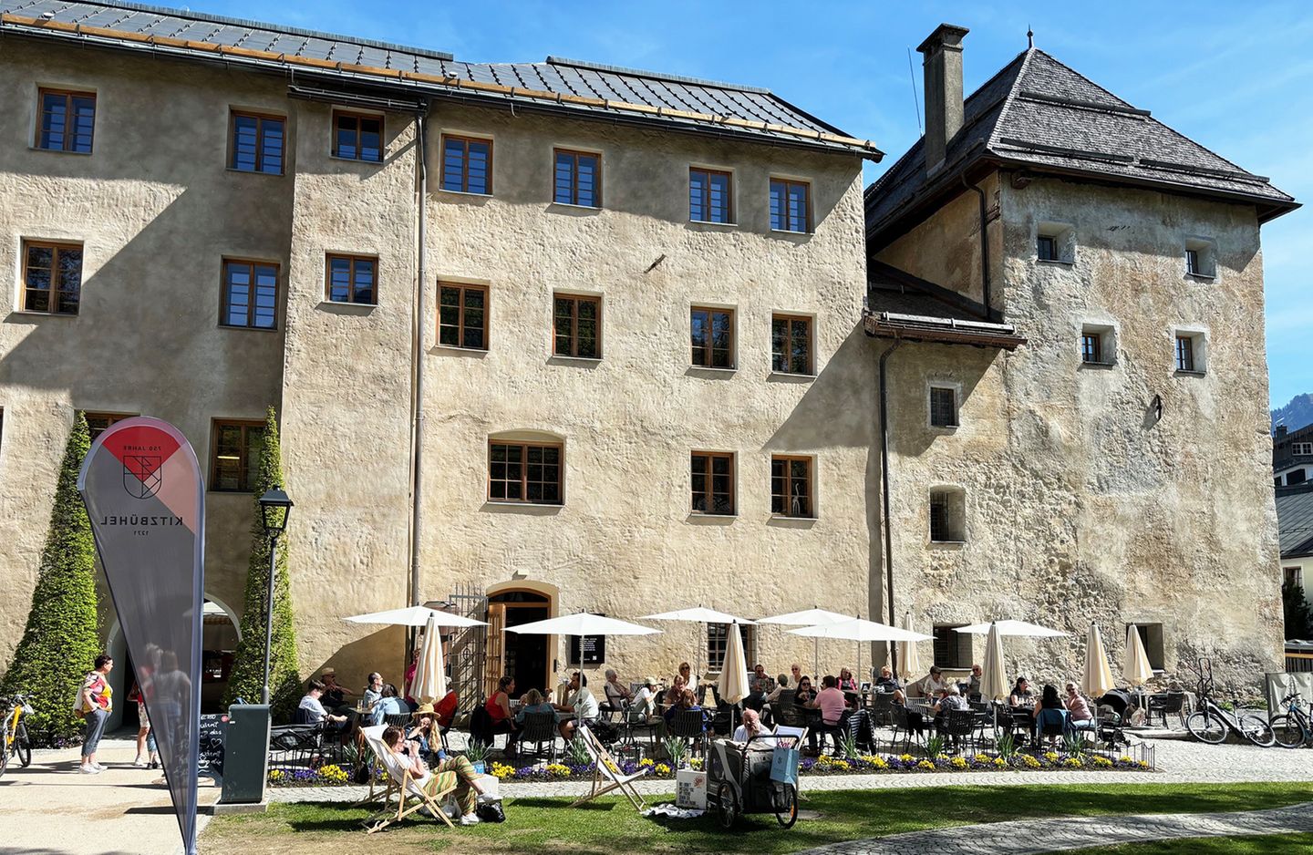 Historisches Haus mit Terrasse und Sonnenschirmen