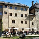 Historisches Haus mit Terrasse und Sonnenschirmen