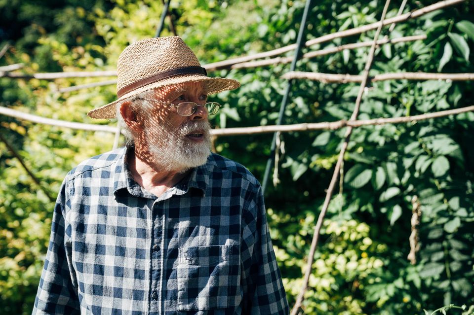 Woldemar Mammel in seinem privaten Garten wo er zahlreiche (Feld-)Früchte kultiviert 1.4993