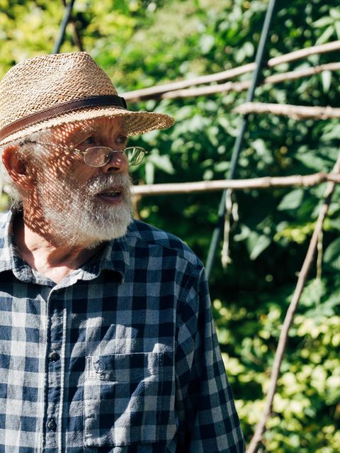 Woldemar Mammel in seinem privaten Garten wo er zahlreiche (Feld-)Früchte kultiviert