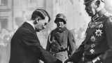 Adolf Hitler und Paul von Hindenburg geben sich die Hände.