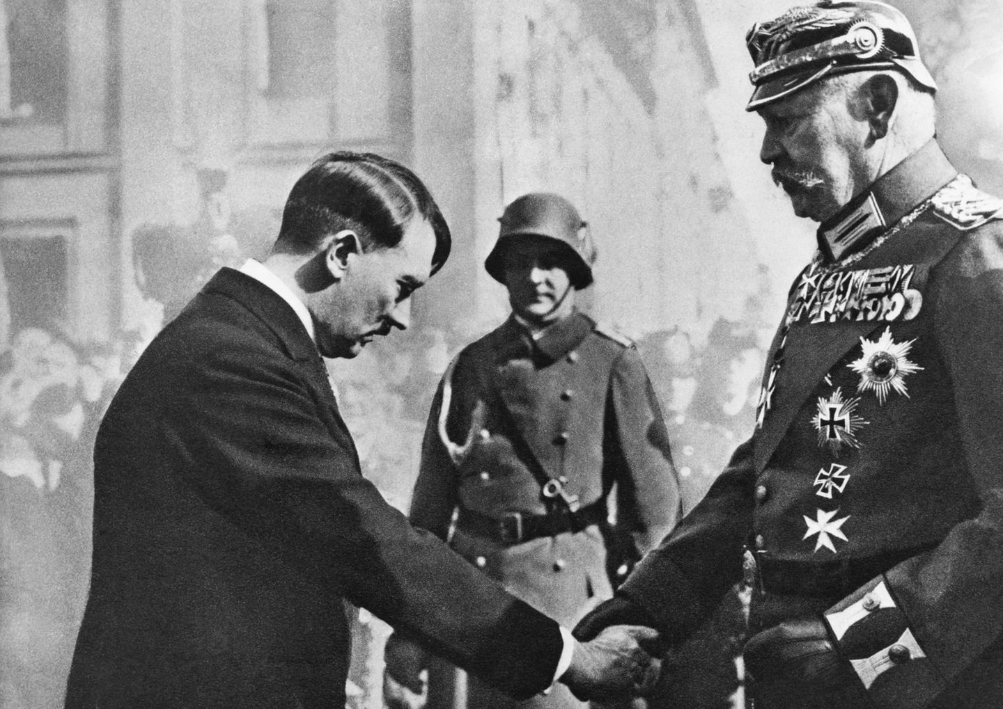 Adolf Hitler und Paul von Hindenburg geben sich die Hände.
