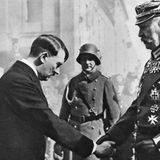 Adolf Hitler und Paul von Hindenburg geben sich die Hände.