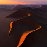 weitläufige Dünenlandschaft in warmen Licht