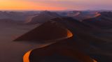 weitläufige Dünenlandschaft in warmen Licht