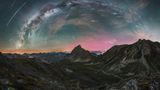 Federico Delucchis Aufnahme kombiniert kunstvoll die Milchstraße, einen Metorschauer und Polarlichter. Damit siegte er in der Kategorie "Himmel".