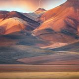 Berglandschaft in warmen Licht mit Blitzeinschlag am Gipfel