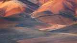 Berglandschaft in warmen Licht mit Blitzeinschlag am Gipfel