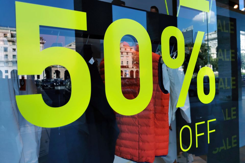 Satte Rabatte: Gerade in der Vorweihnachtszeit werben Händler mit Preisnachlässen. Oft zum Nachteil für Umwelt und Verbraucher, wie NGOs und Verbraucherschützer kritisieren