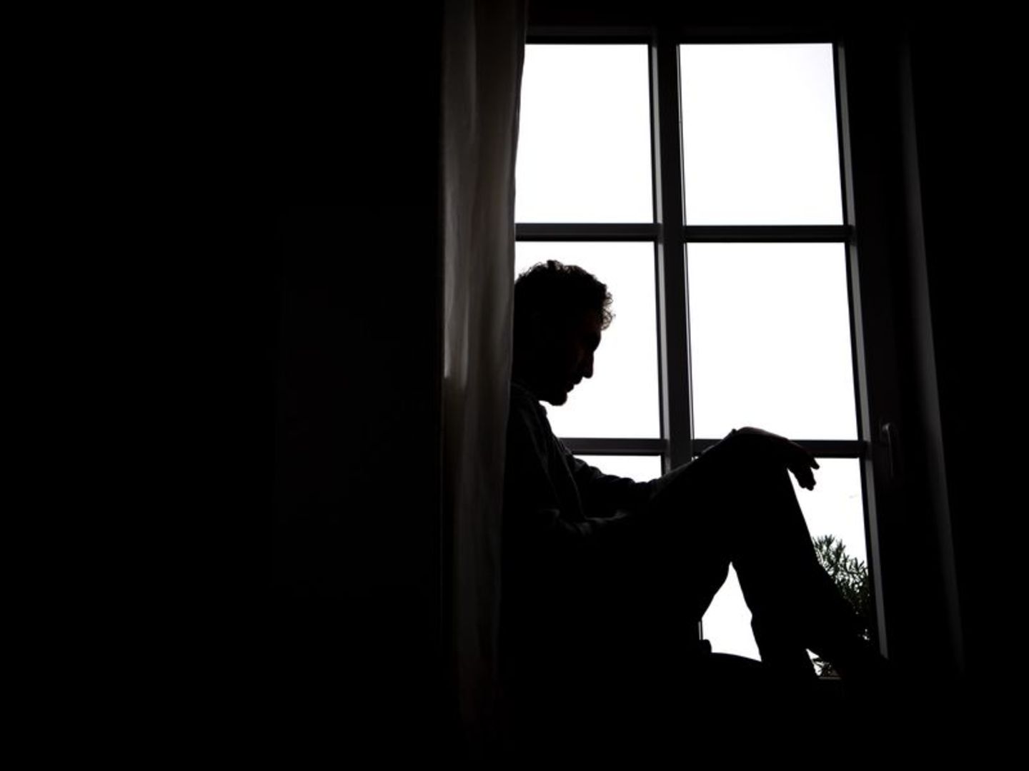 Mann sitzt am Fenster