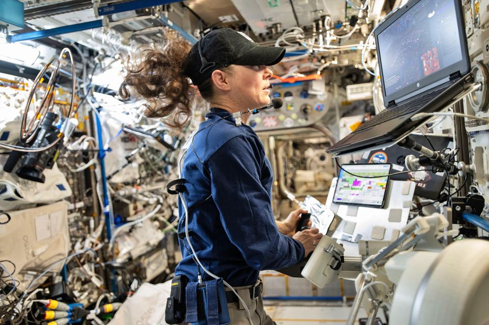 Raumfahrt: Tracy Dyson fliegt seit 2007 ins All. Aber noch nie steuerte sie von der Raumstation ISS aus einen Roboter auf der Erde. Die Zeitverzögerung zwischen erteiltem Befehl und der Reaktion von Interact macht der erfahrenen Austronautin zu schaffen Tracy Dyson fliegt seit 2007 ins All. Aber noch nie steuerte sie von der Raumstation ISS aus einen Roboter auf der Erde. Die Zeitverzögerung zwischen erteiltem Befehl und der Reaktion von Interact macht der erfahrenen Austronautin zu schaffen