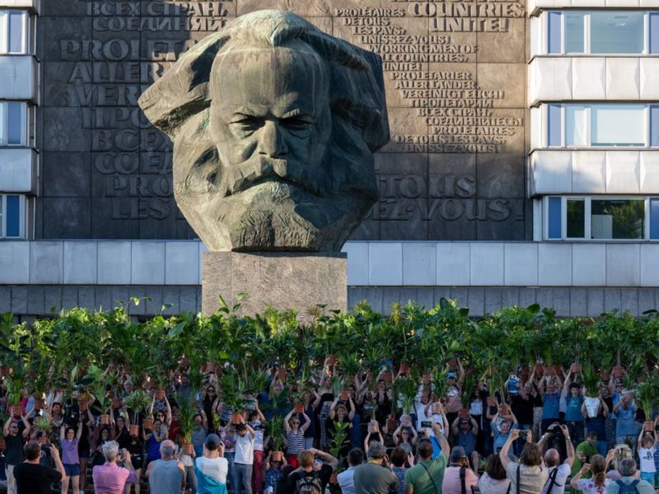 Sachsen: 40 Tonnen schwer und beliebtes Fotomotiv und Treffpunkt: Die Karl-Marx-Büste des russischen Bildhauers Lew Kerbel 40 Tonnen schwer und beliebtes Fotomotiv und Treffpunkt: Die Karl-Marx-Büste des russischen Bildhauers Lew Kerbel