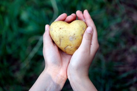 Lebensstilveränderungen wie gesunde Ernährung und ausreichend Bewegung können bereits ein Akt der Selbstfürsorge sein und das Wohlbefinden bessern  
