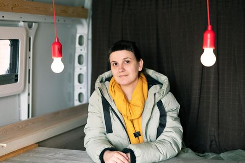 "Land-Grazien"-Gründerin Miriam Peters berät Frauen oft in ihrem Kastenwagen. Dessen Außenwände beklebt sie mit fiktiven Firmenlogos